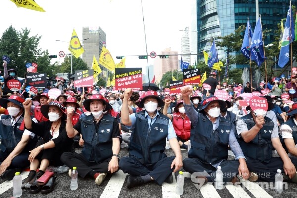 축산 생존권 사수 비상대책위원회 농민들이 총궐기 대회를 하고 있다. [사진 / 오훈 기자]