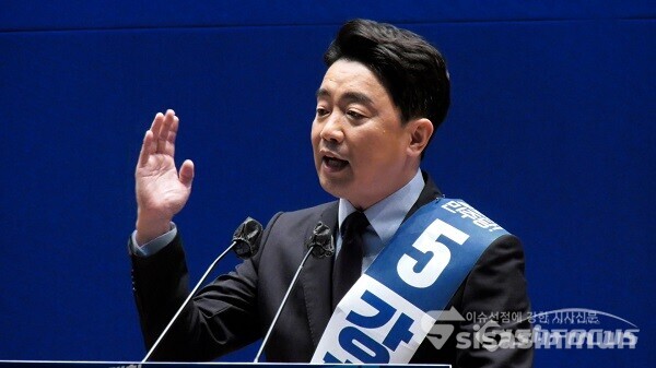 28일 오후 서울 여의도 국회 의원회관에서 열린 더불어민주당 당대표 및 최고위원 선출을 위한 예비경선대회에서 강훈식 당 대표 예비후보자가 정견 발표를 하고 있다. 사진 / 김기범 기자