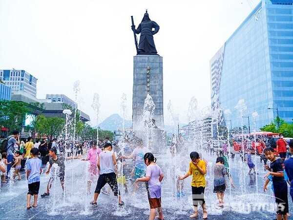광화문광장 이순신 장군 동상 아래 명량분수에서 아이들이 신나게 물놀이 하고있다. 사진/유우상 기자