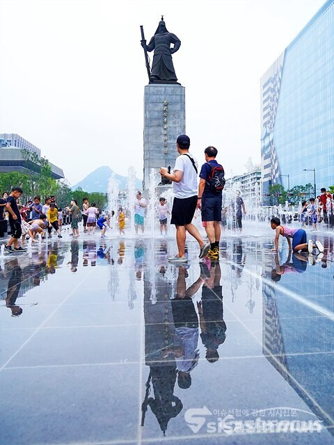 광화문광장 이순신 장군 동상 아래 명량분수에서 아이들이 신나게 물놀이 하고있다.  사진/유우상 기자