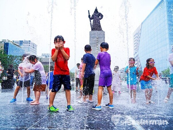 광화문광장 이순신 장군 동상 아래 명량분수에서 아이들이 신나게 물놀이 하고있다.  사진/유우상 기자