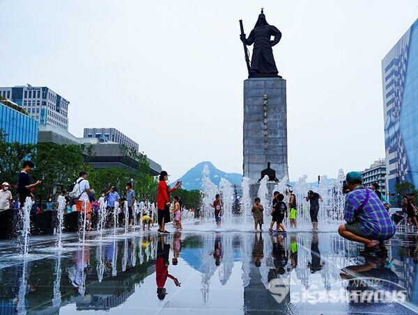 광화문광장 이순신 장군 동상 아래 명량분수에서 아이들이 신나게 물놀이 하고있다.  사진/유우상 기자