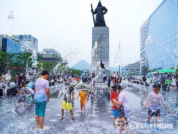 광화문광장 이순신 장군 동상 아래 명량분수에서 아이들이 신나게 물놀이 하고있다.  사진/유우상 기자