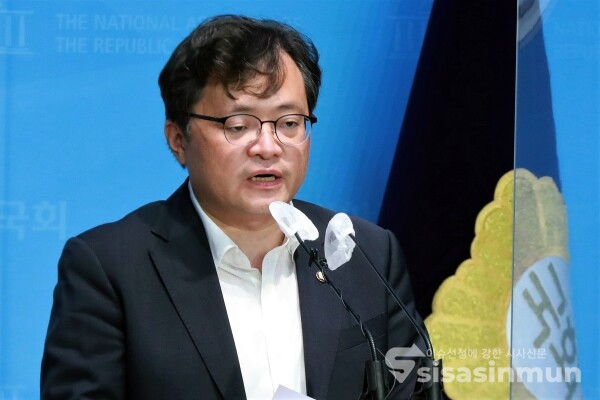 이동주 의원이 기자회견을 향하고  있다. [사진 /오훈 기자]