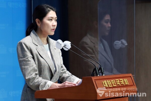 신현영 의원이 기자회견을 하고  있다. [사진 /오훈 기자]