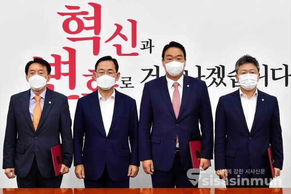 왼쪽부터 김석기 사무총장, 주 위원장, 정희용 비서실장, 박정하 수석대변인