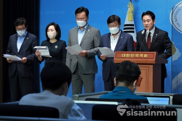 국회 법사위 소속 국민의힘 위원들이 기자회견을 하고 있다. [사진 /오훈 기자]