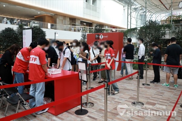 시민들이 2022 카타르 월드컵 우승 트로피를 관람하기 위해 줄을 서 있다. [사진 /오훈 기자]