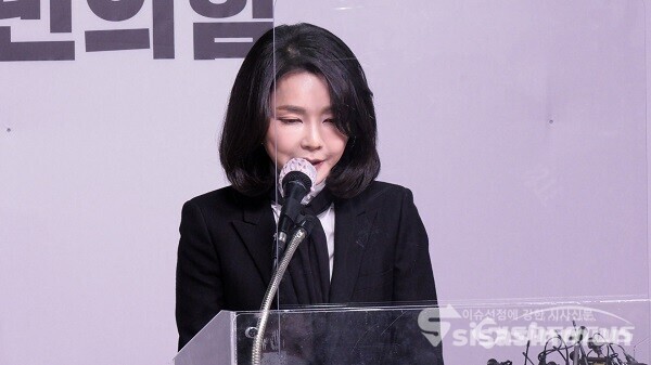 국민의힘 윤석열 대선 후보의 배우자 김건희 씨가 26일 오후 서울 여의도 국민의힘 당사에서 허위경력 의혹 등에 대한 입장문을 발표하고 있다. 사진 / 김기범 기자