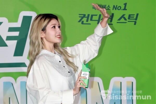 가수 전소미가 포즈를 취하고 있다. [사진 /오훈 기자]