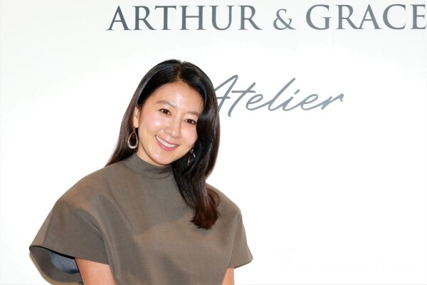 배우 김희애가 포즈를 취하고 있다. [사진 /오훈 기자]