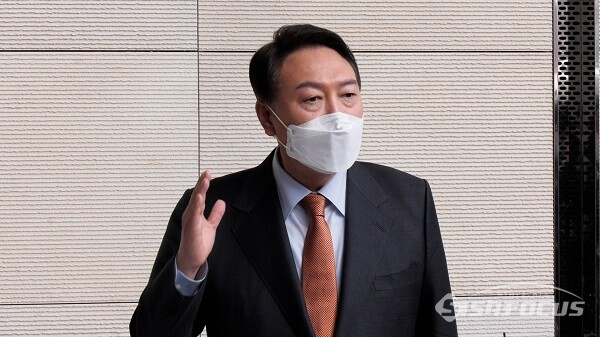 국민의힘 윤석열 대선 후보가 13일 오후 서울 송파구 롯데시그니엘서울호텔에서 마이크 펜스 전 미국 부통령 면담 후 취재진의 질문에 답하고 있다. 사진 / 김기범 기자