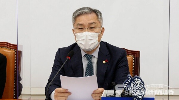 최강욱 의원이  3일 서울 여의도 국회에서 신년인사회 및 최고위원회의서 발언하고 있다. 사진 / 이강산 기자