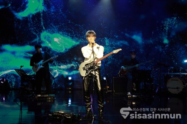 가수 김재환이 신곡무대를 선보이고 있다. [사진 / 오훈 기자]