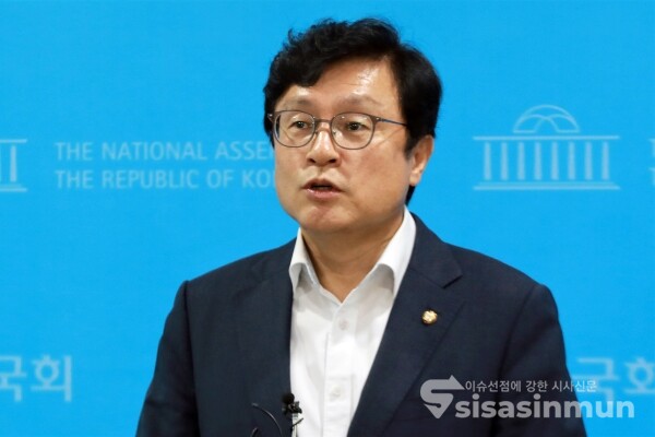 박형수 원내대변인이 취재진의 질의에 답하고 있다. [사진 /오훈 기자]