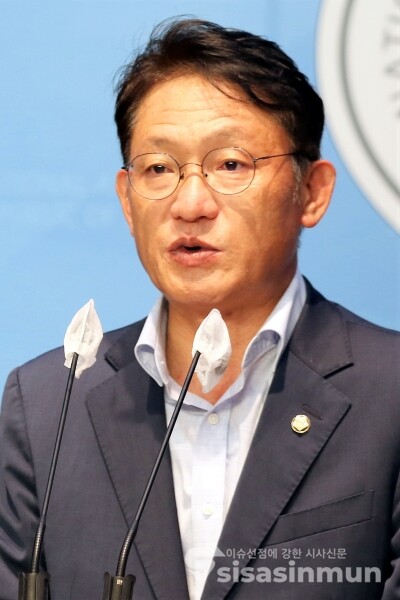 배진교 의원이 기자회견을 하고 있다.