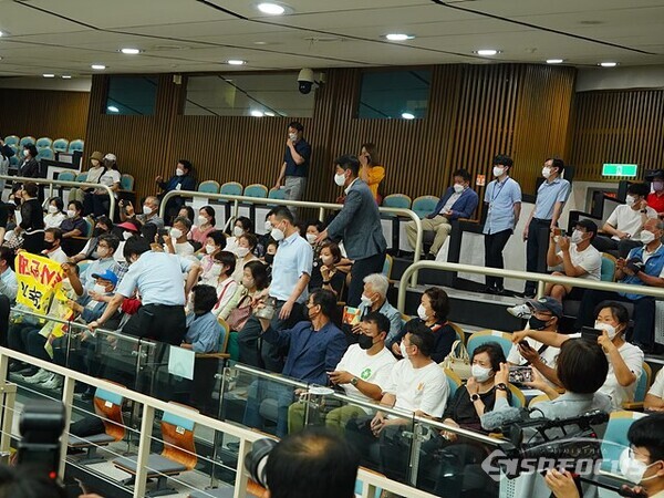 서울시의회 방청석 마포구 주민들의 "철회하라"의 고함소리가 나자 시의회 직원들이 제지하고있다.      사진/유우상 기자