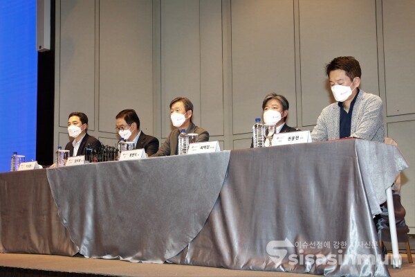 이상엽 전무, 정수헌 부사장, 황현식 사장, 최택진 부사장, 권용현 전무가 질의응답을 하고 있다. [사진 / 오훈 기자]