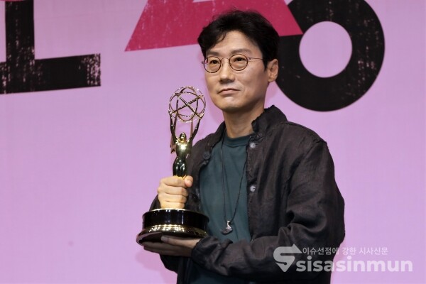 황동혁 감독이 포토타임을 가지고 있다. [사진 / 오훈 기자]