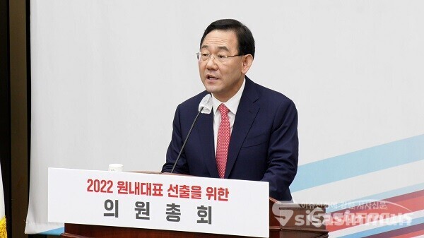 국민의힘 주호영 의원이 19일 오전 국회 의원회관에서 열린 의원총회에서 새 원내대표 당선 후 소감을 밝히고 있다. 사진 / 권민구 기자