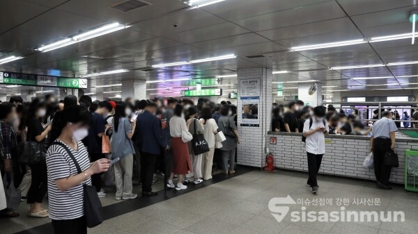 장애인단체 지하철시위로 인한 열차 운행 지연으로 시민들이 불편을 겪고 있다. [사진 /오훈 기자]