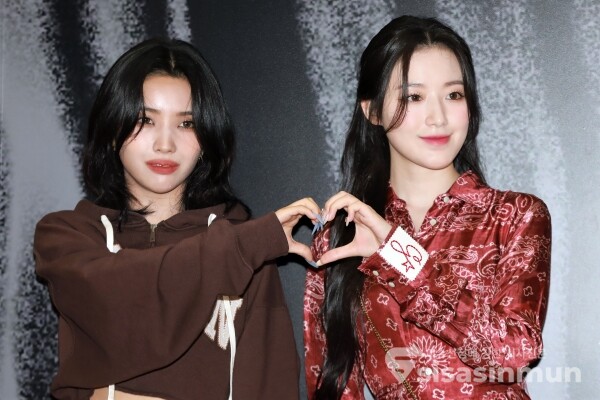 (여자)아이들 소연, 슈화가 포즈를 취하고 있다. [사진 / 오훈 기자]