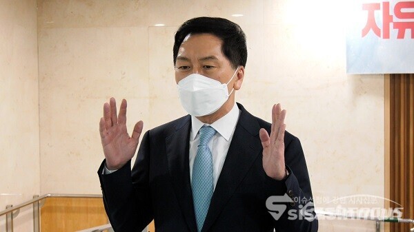 국민의힘 김기현 의원이 24일 오전 서울 여의도 국회 의원회관 제2세미나실에서 열린 국민의힘 공부모임 '새미래' 제5차 세미나를 마친 뒤 취재진의 질문에 답하고 있다. 사진 / 김기범 기자