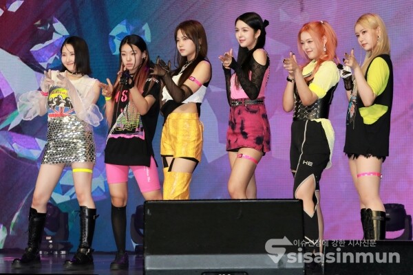 그룹 라필루스의 베시가 포토타임을 가지고 있다. [사진 /오훈 기자]