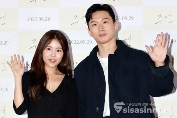 배우 민도희, 김대건이 포토타임을 가지고 있다. [사진 / 오훈 기자]