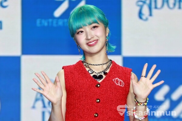 가수 아도라가 포토타임을 갖고 있다. [사진 / 오훈 기자]