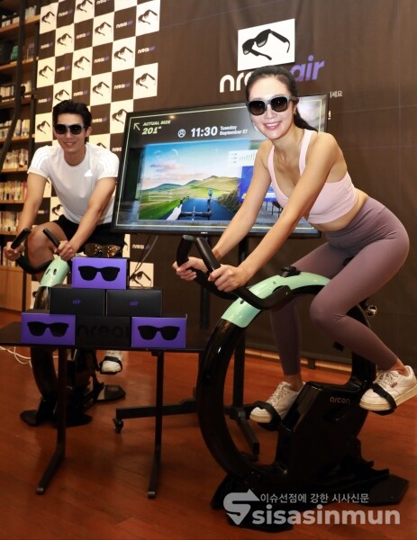모델이 엔리얼 에어를 착용하고 201” 대형 화면을 통해 운동을 하고 있다. [사진 / 오훈 기자]