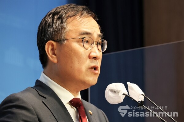 최형두 의원이 기자회견을 하고 있다.