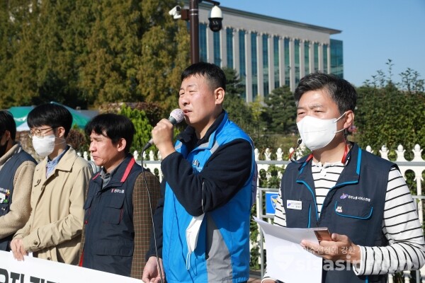 세종호텔 정리해고 철회를 위한 공동대책위원회 관계자들이 기자회견을 하고 있다. [사진 /오훈 기자]