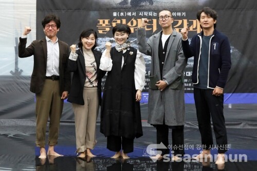 서울시무용단 제작진들이 포토타임을 가지고 있다. [사진 /오훈 기자]