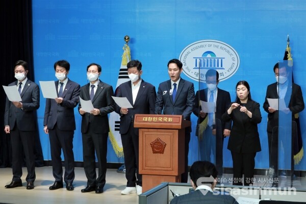 민주당 국회 정무위원 일동이 기자회견을 하고 있다. [사진 /오훈 기자]