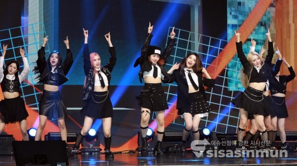 걸그룹 케플러가 신곡무대를 선보이고 있다. [사진 /오훈 기자]
