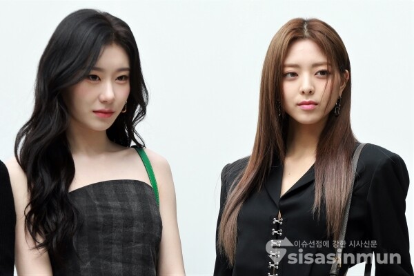 가수 있지의 채령과 유나가 포즈를 취하고 있다. [사진 /오훈 기자]