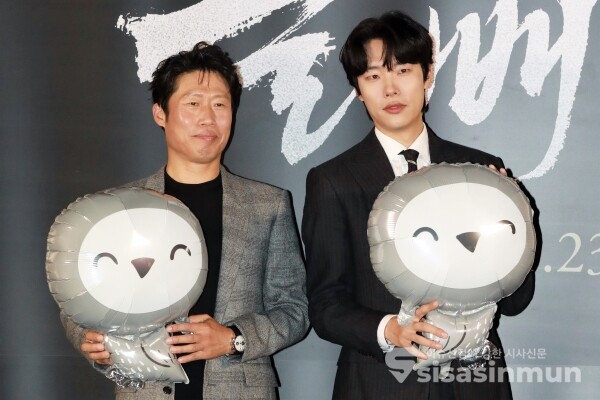 배우 유해진, 류준열이 포토타임을 가지고 있다. [사진 / 오훈 기자]