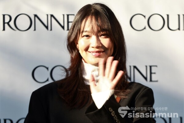 배우 신민아가 포즈를 취하고 있다. [사진 / 오훈 기자]