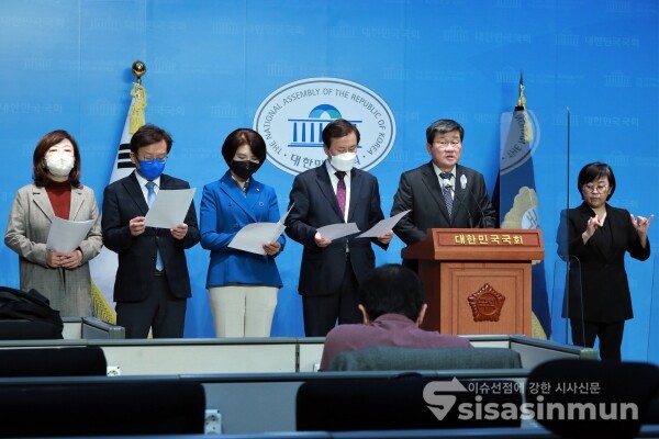 문재인정부 국무위원 일동이 기자회견을 하고 있다. [사진 /오훈 기자]