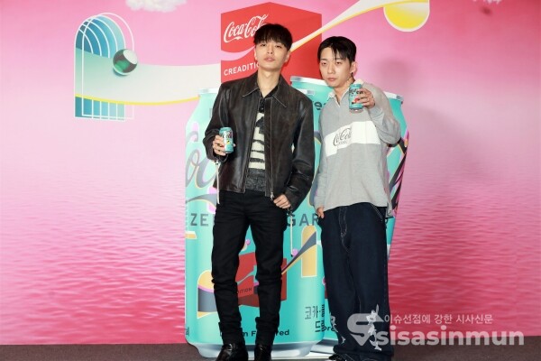 가수 쌈디와 우원재가 포즈를 취하고 있다. [사진 /오훈 기자]