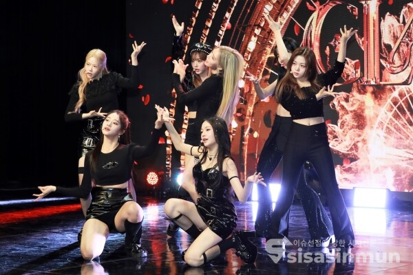 걸그룹 클라씨가 신곡무대를 선보이고 있다. [사진 / 오훈 기자]
