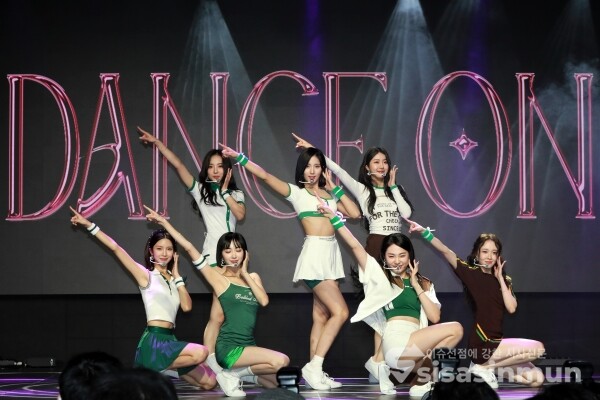 걸그룹 앨리스가 신곡무대를 선보이고 있다. [사진 / 오훈 기자]