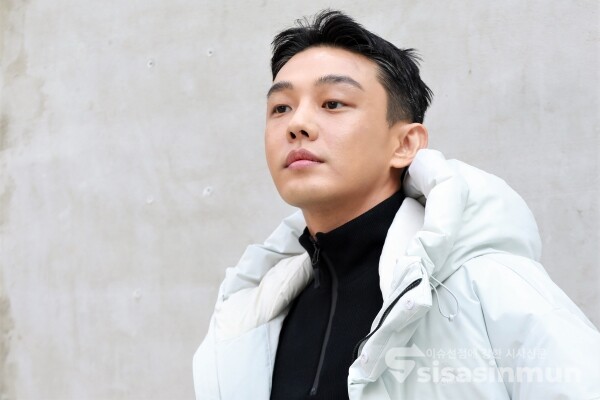 배우 유아인이 포즈를 취하고 있다. [사진 / 오훈 기자]