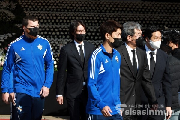 홍명보 울산현대축구단 감독이 조문을 마친 뒤 돌아서고 있다. [사진 /오훈 기자]