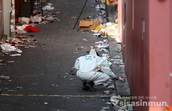 국립과학수사연구원 및 경찰 관계자 등이 현장감식을 하고 있다.