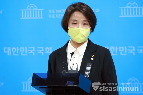 이은주 정의당 원내대표가 취재진의 질의에 답하고 있다. [사진 /오훈 기자]