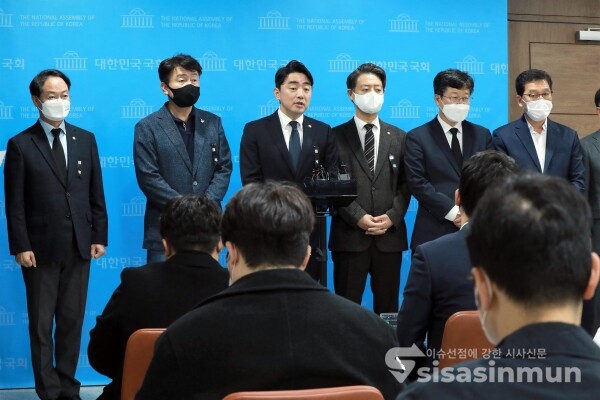 더불어민주당  '더좋은미래' 소속 의원들이 질의에 답하고 있다.(1) [사진 /오훈 기자]