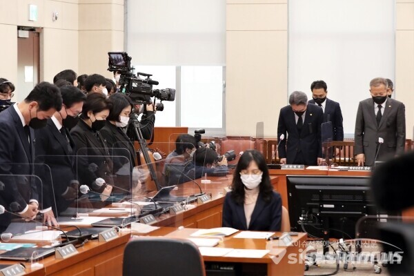 행안위 참석자들이 이태원 참사 희생자들에 대한 묵념을 하고 있다.[사진 /오훈 기자]