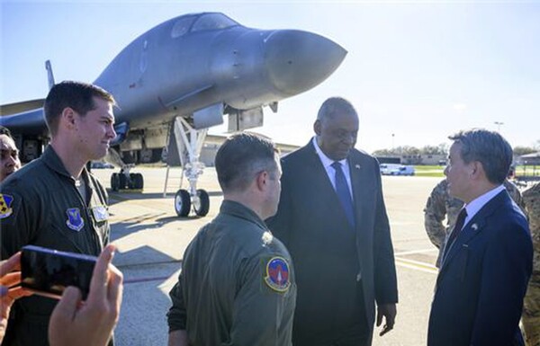 이종섭(오른쪽) 국방부 장관이 3일(현지시간) 미 메릴랜드주 앤드루스 공군기지를 방문해 로이드 오스틴 미 국방부 장관과 B-1 전폭기 앞에서 얘기를 나누고 있는 모습. 사진 / ⓒ뉴시스